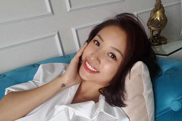 MC Vân Hugo chia sẻ: “Được ngày tự nhiên được nghỉ làm, cô gái ngoan về dọn dẹp lau chùi nhà cửa, đi chợ, nấu cơm, rửa bát, giặt giũ, tưới cây, phơi đồ, đun nước các kiểu các thứ. Ai bảo nội trợ là khổ nào, chuẩn bị đổi tên thành Nguyễn Thanh Tấm, nhà vua ơi mau xuất hiện nhá, em chấp tất cả các Cám luôn”.