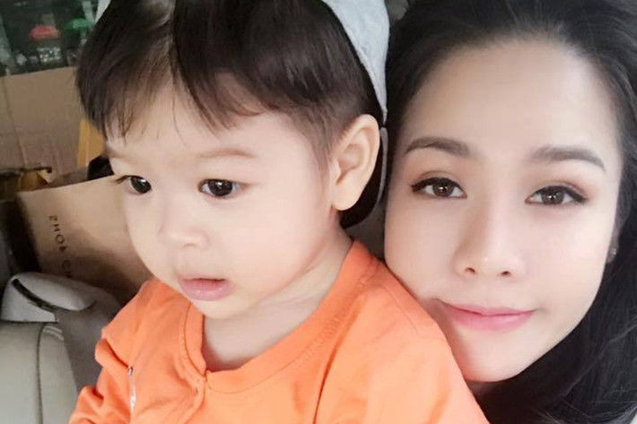 Nhật Kim Anh đăng tải hình ảnh bên con trai. Gần đây, nữ diễn viên bị tai biến nhẹ khiến fans rất lo lắng.