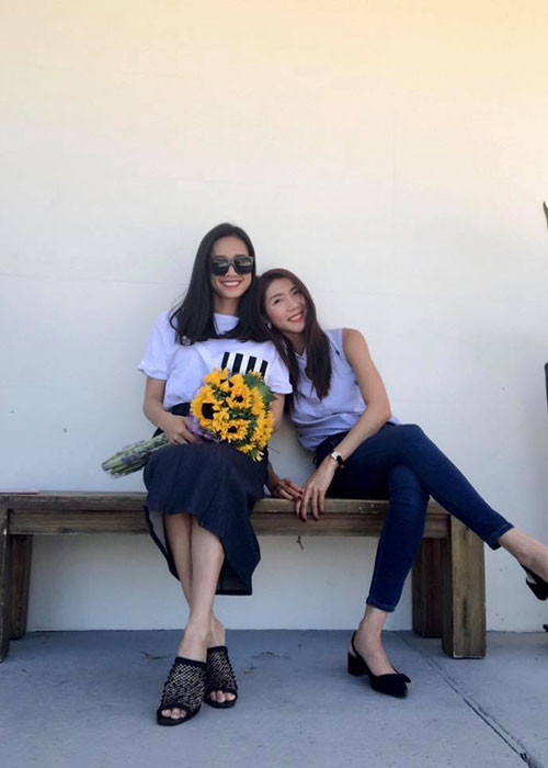 Cuộc sống của Dương Mỹ Linh đầy bình yên sau khi chia tay Bằng Kiều. Ngoài công việc, cô dành khá nhiều thời gian rảnh rỗi để gặp gỡ bạn bè ở Mỹ.