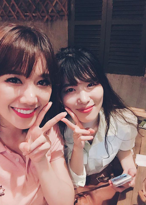 Hari Won khoe bạn thời tuổi teen xinh đẹp của mình với người hâm mộ.
