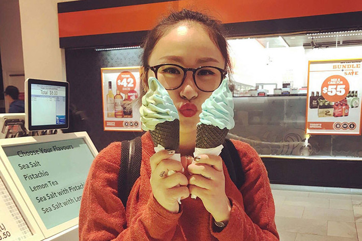 Thiện Thanh - con gái diva Thanh Lam chia sẻ: "Em cũng chỉ là con gái thôi. Buồn là khóc, cho ăn là cười".
