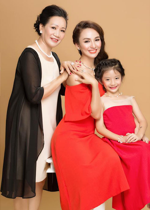 Ngọc Diễm trải lòng nhân dịp lễ Vu lan: "Không biết tại sao nhưng bây giờ, mình bắt đầu ngại nói yêu mẹ, vì thấy mắc cỡ. Nhưng trong lòng ngày thương mẹ càng nhiều hơn. "Có nuôi còn mới hiểu lòng ba mẹ" và nhìn theo mẹ để phấn đấu là một người mẹ tốt của Chiko. Mong mẹ mãi luôn là bông hồng đỏ trên áo con, mãi là động lực để con phấn đấu để ba mẹ được an vui, yên tâm và tự hào".