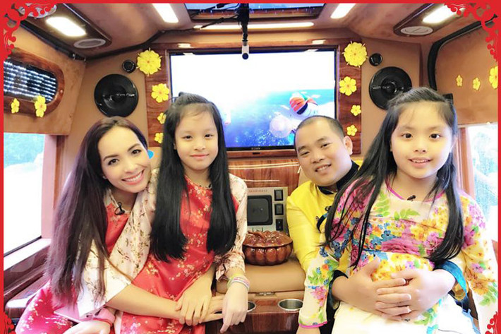 Dù vẫn còn gần một tháng nữa mới đến Tết Nguyên đán 2017 nhưng gia đình nam nhạc sĩ đã diện áo dài họa tiết hoa xuân. (Ảnh: Facebook nhân vật)