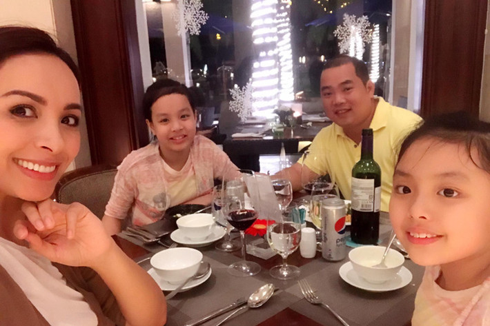 Gia đình người mẫu Thúy Hạnh - nhạc sĩ Minh Khang cùng hai nhóc tì Suli và Suti quây quần bên nhau vào những ngày cuối năm. (Ảnh: Facebook nhân vật)