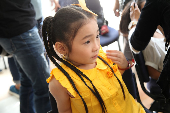 Với chất giọng ngọt ngào, cô bé Nghi Đình thể hiện một ca khúc dân ca đầy tình cảm khiến Trấn Thành phải tấm tắc khen ngợi.