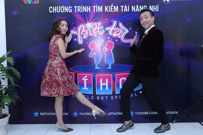 Tập 1 chương trình “Biệt tài tí hon” sẽ chính thức lên sóng vào tối ngày 1/1/2017. Ban bình luận của tập đầu tiên gồm: Trấn Thành, Thu Trang, Cẩm Ly và John Huy Trần.