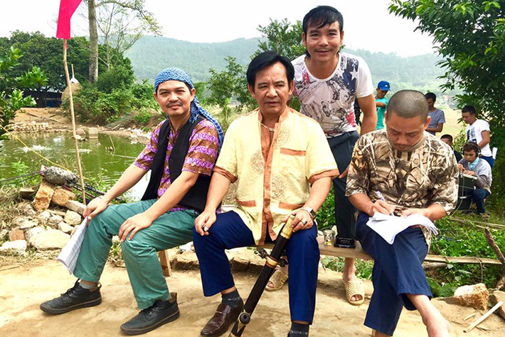 Năm nay, nghệ sĩ Quang Tèo và Trung Hiếu tiếp tục đóng vai ông Tích và ông Sự trong bộ phim hài Tết 2017 “Đại gia chân đất 7”. (Ảnh: Facebook nhân vật)