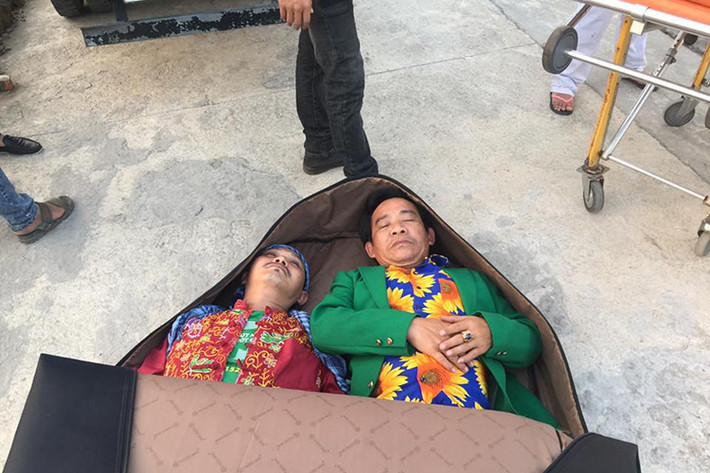 Đoàn làm phim đã một phen hú vía khi nghệ sĩ Quang Tèo và Trung Hiếu suýt bị tai nạn trên trường quay. (Ảnh: Facebook nhân vật)