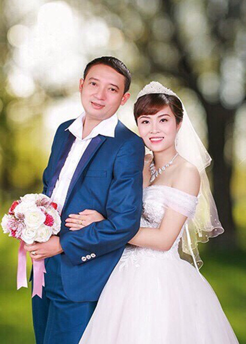 Ngày 30/12/2016, danh hài Chiến Thắng bí mật tổ chức đám cưới lần 3. Trước khi nam nghệ sĩ lên tiếng chia sẻ, loạt ảnh hôn lễ đã bị rò rỉ trên mạng xã hội. Đây cũng là đám cưới bí mật gây sốc nhất Vbiz năm qua. (Ảnh: Zing)