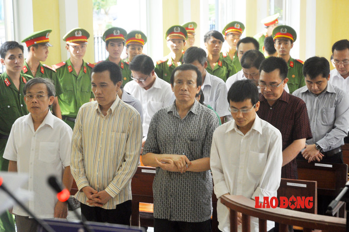 Trong đó, bị cáo Nguyễn Thế Thắng (nguyên GĐ Chi nhánh Ngân hàng phát triển Việt Nam (VDB), Chi nhánh Sóc Trăng, bị tuyên phạt 7 năm tù giam; Nguyễn Văn Xem (nguyên PGĐ) bị tuyên phạt 6 năm tù giam; Trần Văn Nhã, (nguyên Trưởng Phòng tín dụng) bị tuyên phạt 5 năm tù giam; Vũ Văn Quang, (nguyên Trưởng Phòng kiểm tra và Từ Quỳnh Ngân, nguyên cán bộ Phòng tín dụng) bị tuyên phạt 4 năm tù giam.