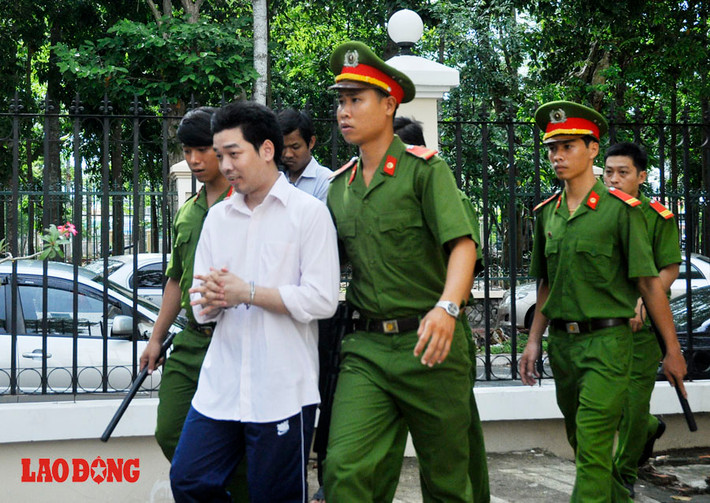 Trong khi đó, nhiều bị cáo và người thân lại tươi cười, bởi lẽ với mức án 2 năm được tuyên, một số bị cáo chỉ phải chấp hành án thêm vài tháng là sẽ mãn hạn tù vì thời gian chấp hành án được tính từ lúc họ bị bắt tạm giam.
