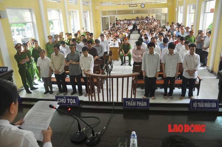 HĐXX tuyên án phạt 27 bị cáo, trong đó có 2 bị cáo thuộc Cty Phương Nam và 25 bị cáo là cán bộ của 5 ngân hàng. Trong ngày, rất đông người là người thân, bạn bè đồng nghiệp các bị cáo đến xem.