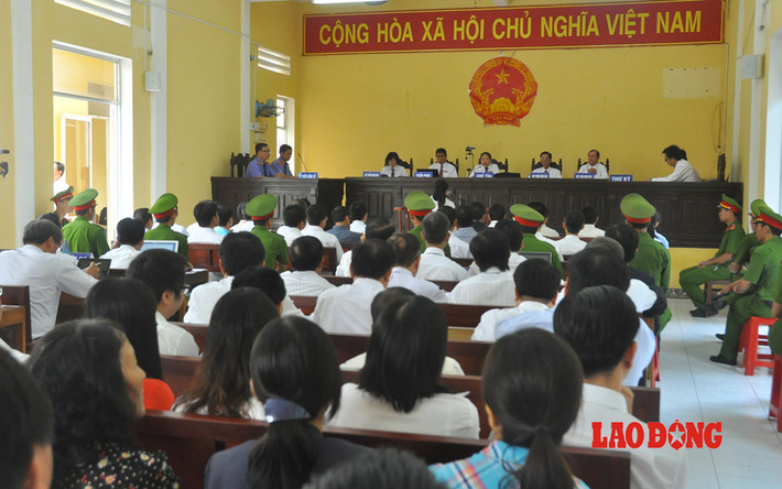 Sau 11 ngày xét xử, 4 ngày nghị án, TAND tỉnh Sóc Trăng, ngày 3/8, tuyên phạt tổng cộng hơn 106 năm tù giam đối với 27 bị cáo trong vụ án “Lừa đảo chiếm đoạt tài sản” và “Vi phạm quy định về cho vay trong hoạt động của các tổ chức tín dụng” xảy ra tại Cty Phương Nam (P.7, TP.Sóc Trăng).