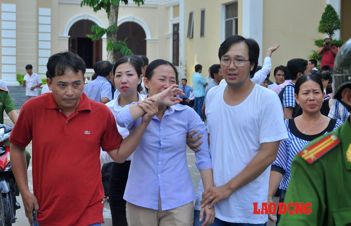Bị tuyên án phạt 7 năm tù giam, bị cáo Trịnh Thị Hồng Phượng (nguyên Phó giám đốc Cty Phương Nam) khóc nức nở.