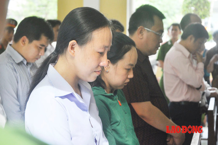 Bị cáo Trịnh Thị Hồng Phượng (nguyên Phó giám đốc Cty Phương Nam) bị tuyên án 12 năm tù giam, về tội “Lừa đảo chiếm đoạt tài sản”.