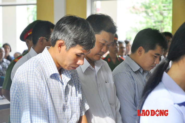 Nhiều bị cáo lắng nghe bản án tuyên trước đó ăn năn hối lỗi.