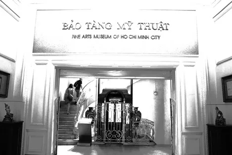 Cuối thế kỷ 19, nơi đây là ngôi nhà của gia đình ông Hứa Bổn Hòa (dân gian hay gọi là Chú Hỏa), một trong tứ đại gia Sài Gòn. Trong ảnh chiếc thang máy gỗ cổ nhất Sài Gòn nhưng vẫn còn hoạt động khá tốt.