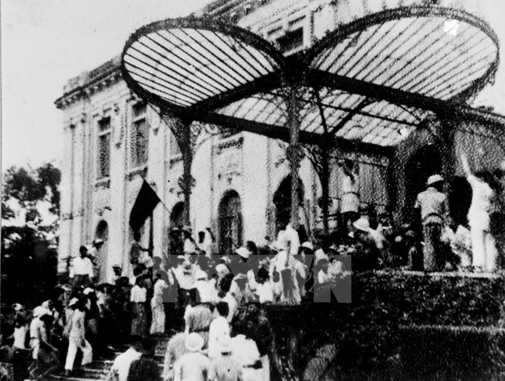 Ngày 19/8/1945, sau cuộc mít-tinh tại quảng trường thành phố, nhân dân Thủ đô đánh chiếm Bắc bộ Phủ, cơ quan đầu não của chính quyền tay sai Pháp ở Bắc Bộ. (Nguồn: Tư liệu TTXVN)