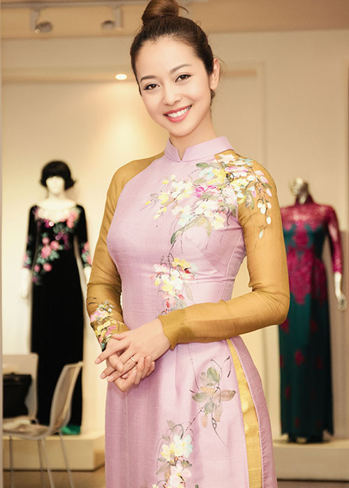 Trước khi buổi ghi hình diễn ra, cô đã bị chấn thương ở vùng lưng. Tuy nhiên, người đẹp đã nén đau đớn để tham gia.