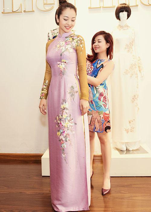 Jennifer Phạm và bạn nhảy còn được mời chụp hình cho bộ sưu tập Vườn Xuân của NTK Liên Hương trong dịp Tết sắp tới.