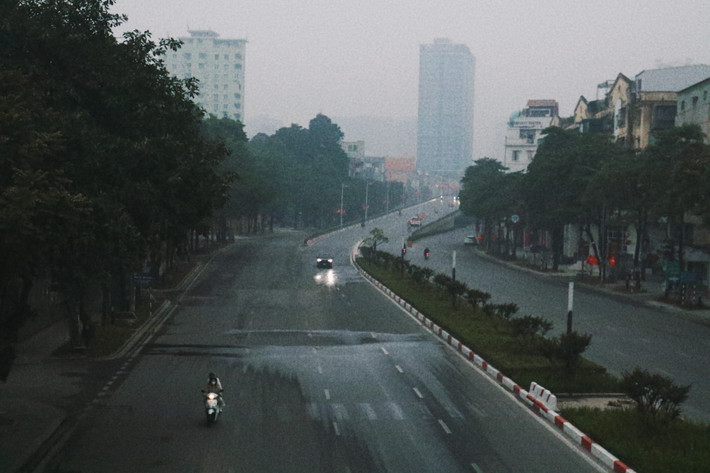 Những con đường vốn tấp nập mỗi ngày của Hà Nội, vốn thường tĩnh lặng vào sáng đầu năm, hôm nay càng tĩnh lặng đến lạ kỳ.