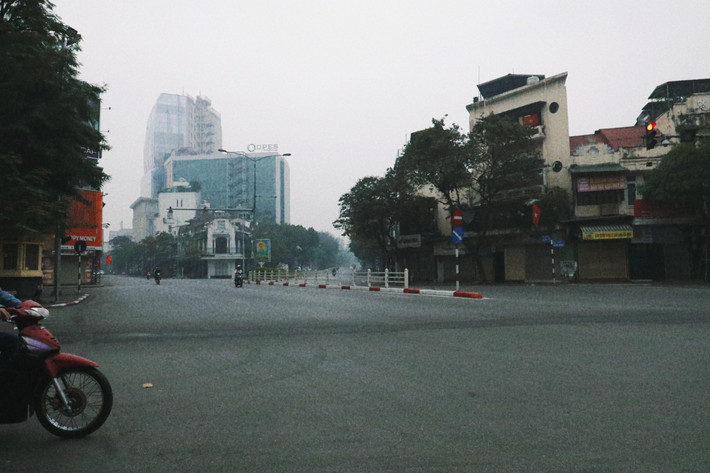 Khung cảnh vắng lặng khác xa Hà Nội thường ngày.