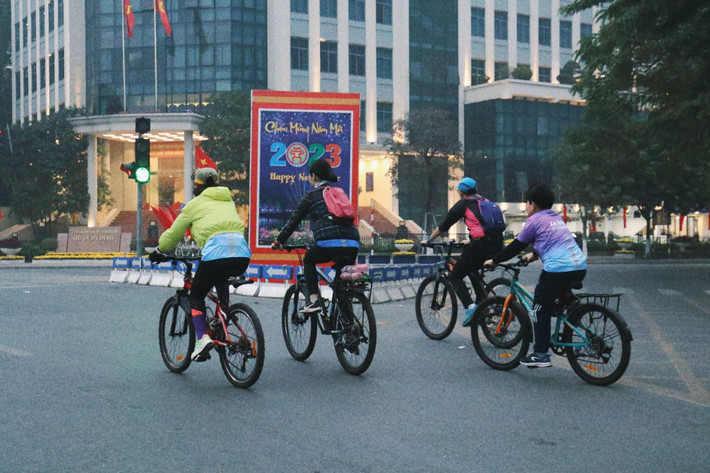 Xung quanh khu vực Hoàn Kiếm nhiều người vẫn chăm chỉ tập thể dục để có một năm mới sức khỏe.
