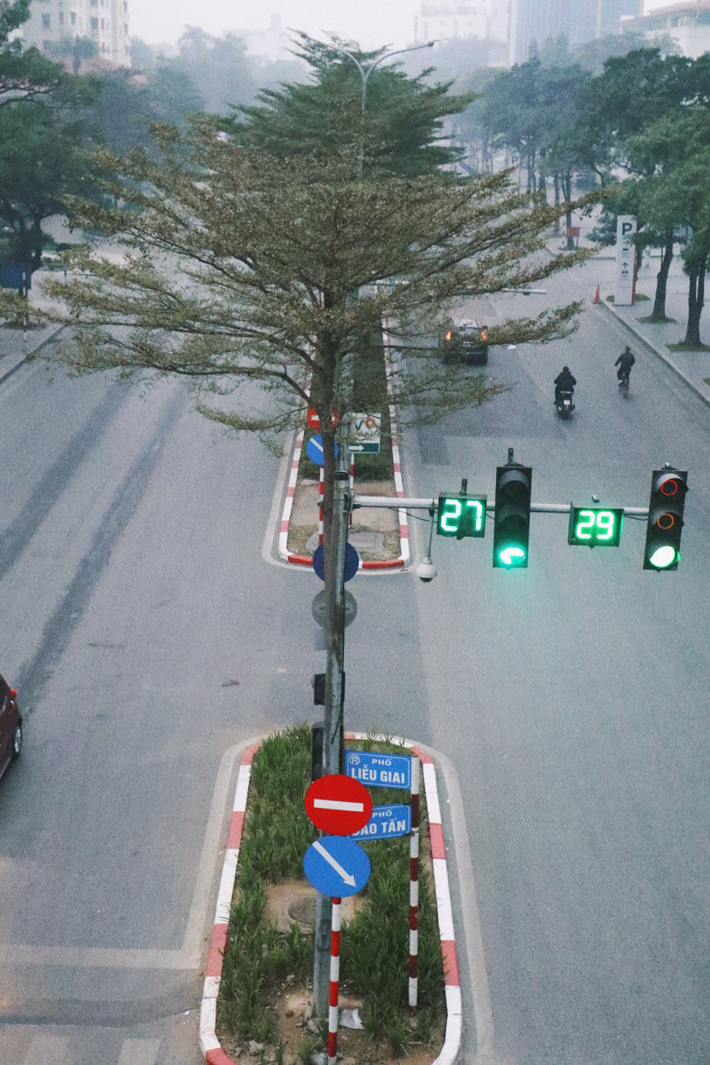 Những góc phố hàng ngày đông đúc như Kim Mã - Đào Tấn hay Nguyễn Chí Thanh nay lại trở nên vắng lặng lạ thường.