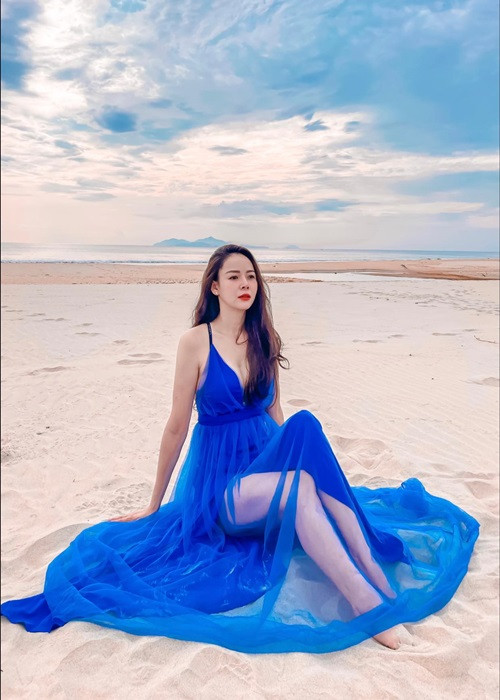 Bà xã Hồng Quang đầy trẻ trung, gợi cảm.