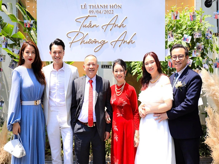 Mối quan hệ giữa Trương Ngọc Ánh với gia đình của Anh Dũng khá tốt đẹp. Nam diễn viên phim "Sống chung với mẹ chồng" từng đưa bạn gái hơn tuổi tham dự đám cưới của anh trai.