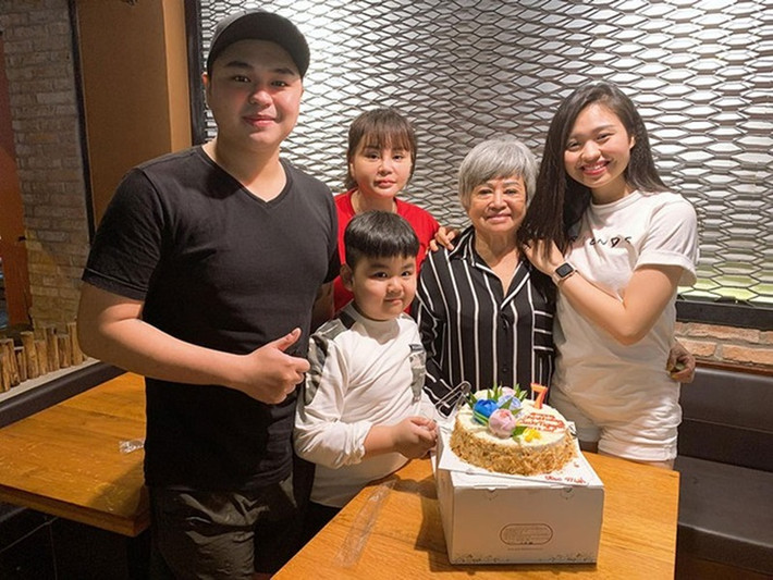 Con trai út của Lê Giang không thích ca hát, diễn xuất như mẹ và anh chị, do đó nữ diễn viên phim “Nhà bà Nữ” không kỳ vọng Luke nối nghiệp gia đình. Lê Giang chia sẻ, cô muốn thu xếp đưa con trai út quay lại Australia, để con được hưởng nền giáo dục lý tưởng và tạo dựng tính cách tự lập.