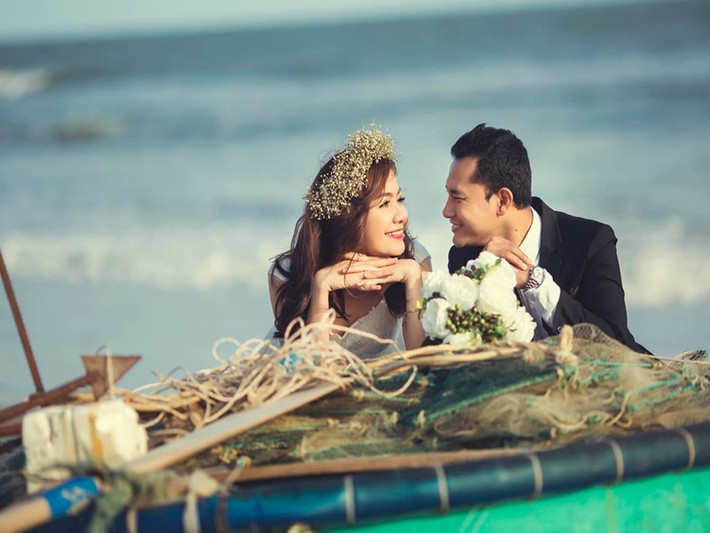 Huỳnh Đông - Ái Châu kết hôn vào ngày 27/1/2015. Mới đây, trên trang cá nhân, Huỳnh Đông viết: "Hành trình 8 năm ngày cưới của gia đình nhỏ tụi em. Tính luôn thời gian quen nhau là 12 năm rồi, mẹ Châu. Mãi bên nhau bạn nhé".