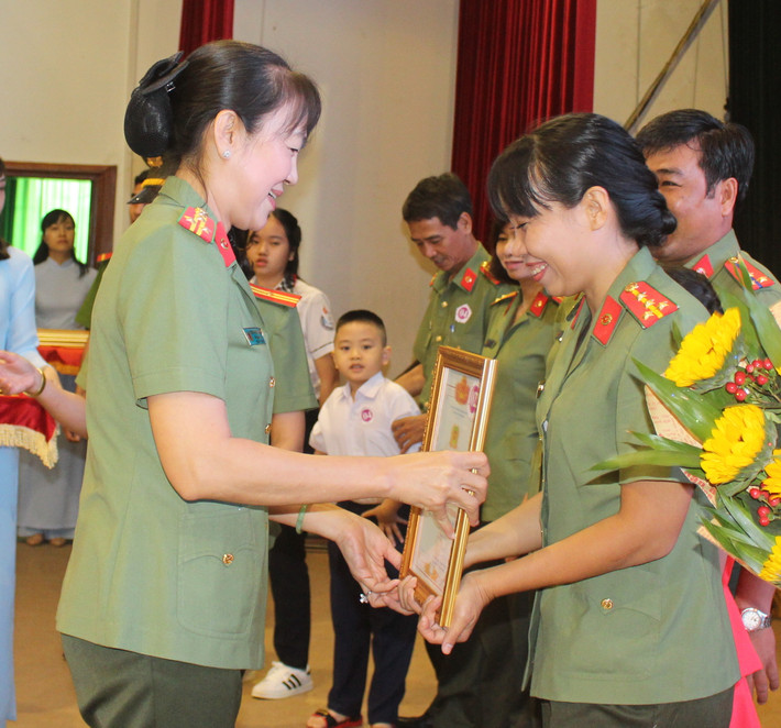 Sau những "lùm xùm" trên, đại tá Trần Thị Ngọc Thuận được cho nghỉ chờ hưu theo nguyện vọng.