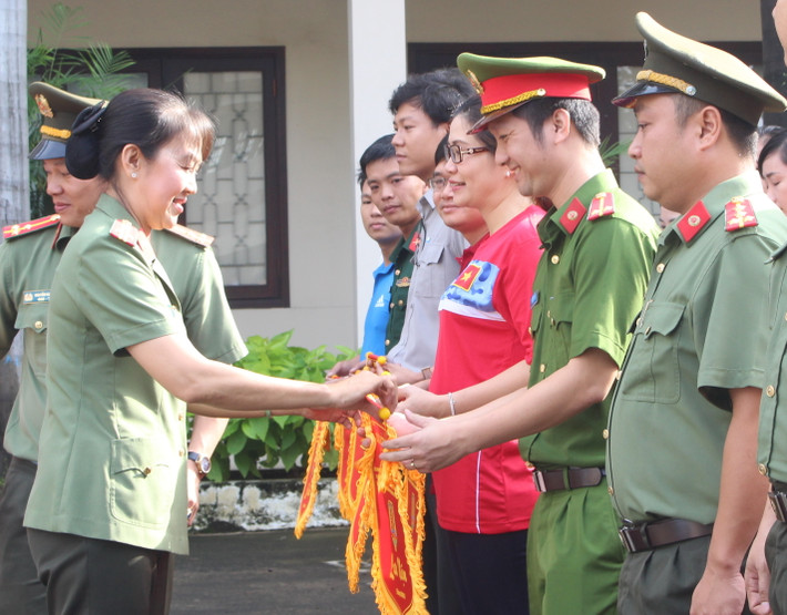 Trả lời báo Thanh Niên sau nghi vấn bảo kê "xe vua" đại tá Trần Thị Ngọc Thuận phủ nhận: “Tôi không liên quan gì đến hai công ty này hết”.
