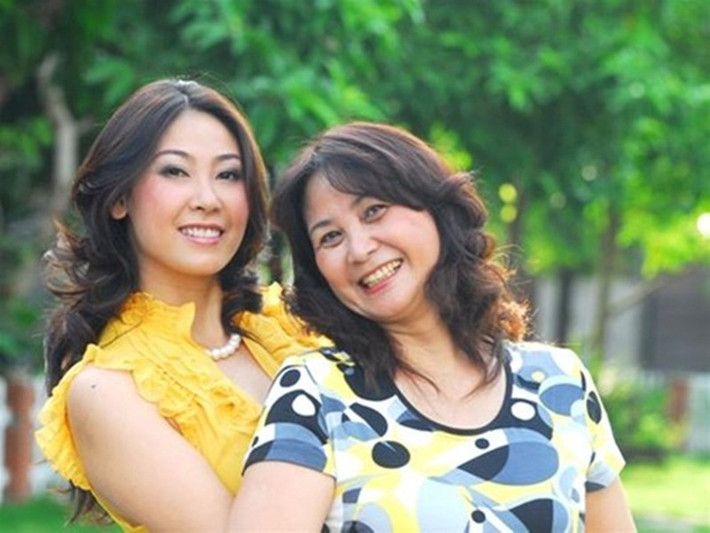 Ngoài ra, ông nội Hoa hậu Hà Kiều Anh lúc còn sống là một đại tá quân đội, một nhà ngoại giao nổi tiếng, đại sứ Việt Nam tại Liên Hợp Quốc. Trong khi đó, ông ngoại Vương Quốc Mỹ của cô từng là Thứ trưởng Bộ Xây dựng. Bố của Hà Kiều Anh là kỹ sư. Mẹ cô - bà Vương Kiều Oanh - là doanh nhân thành đạt, từng tốt nghiệp Đại học Bách Khoa Hà Nội và làm giảng viên Đại học Kiến trúc TP HCM. Ảnh: người đưa tin
