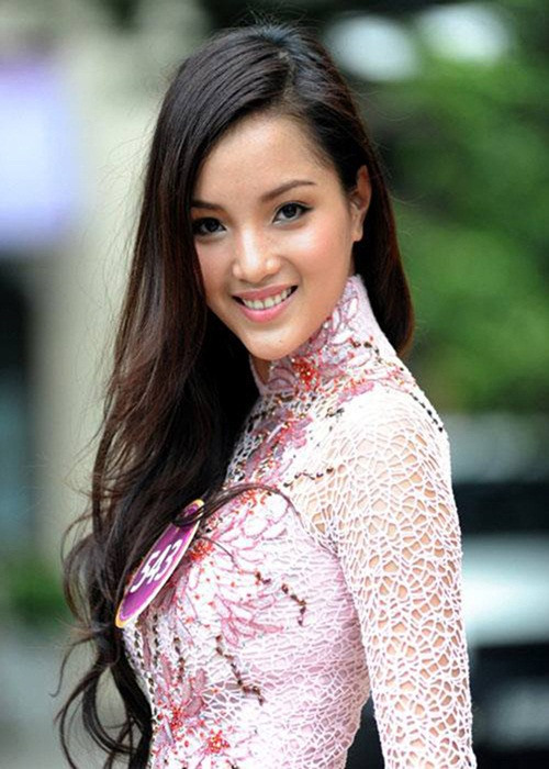 Huỳnh Bích Phương cũng có gia thế cao quý. Bố của cô là giáo sư toán học Huỳnh Bá Lân. Ông nắm giữ nhiều chức danh quan trọng như: Chủ tịch hội đồng quản trị trường Đại học Kinh tế - Tài chính của TP.HCM, Chủ tịch HĐQT Công ty Cổ phần Kiến Á, thành viên HĐQT Công ty cổ phần Fiditour (FDT), Thành viên HĐQT Ngân hàng TMCP Kiên Long (Kienlongbank). Mẹ Huỳnh Bích Phương cũng là một doanh nhân có tiếng. Ảnh: Tiền Phong