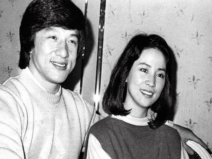 Theo Apple Daily, mới đây, rộ tin đồn Thành Long - Lâm Phụng Kiều ly hôn. Một số nguồn tin cho biết cặp đôi không gặp nhau hơn một năm qua, Thành Long đã bỏ việc ở hai công ty mà Lâm Phụng Kiều làm đại diện pháp nhân. Đại diện Thành Long phủ định tin đồn: "Tình cảm giữa họ rất tốt. Hai công ty vẫn hoạt động bình thường, chúng tôi chỉ điều chỉnh một chút nội bộ". Ảnh: Asiaone