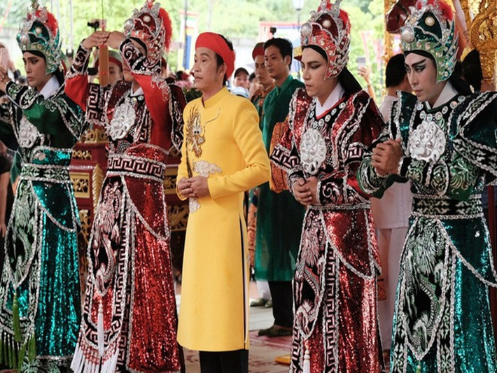 Phát biểu tại buổi khánh thành nhà thờ Tổ nghiệp, Hoài Linh bày tỏ: "Xin đừng nghĩ số tiền đầu tư ngôi đền là của tôi mà là của khán giả, công chúng đã ban tặng cho tôi suốt nhiều thập niên qua, để ngày hôm nay tôi hoàn thành tâm nguyện của mình”. Ảnh: An ninh thủ đô