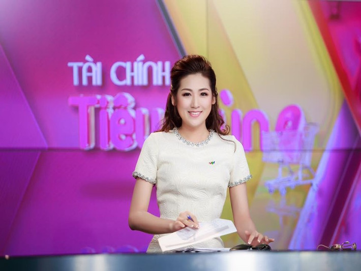 Á hậu Tú Anh từng dẫn Bản tin tài chính tiêu dùng của VTV24, lên sóng lần đầu vào năm 2016. Tuy nhiên, năm 2018, cô dừng công việc ở VTV để thực hiện một số dự án công việc riêng. Sau khi lấy chồng, sinh con, Tú Anh đắt show sự kiện, quảng cáo hơn.