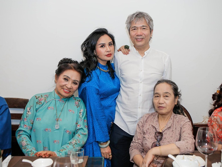 Thanh Lam vừa tổ chức lễ dạm ngõ với bác sĩ Bùi Tiến Hùng sau 1 năm công khai hẹn hò. Nửa kia của Thanh Lam sinh năm 1962 tại Hải Phòng, có hơn 20 năm kinh nghiệm trong ngành nhãn khoa.