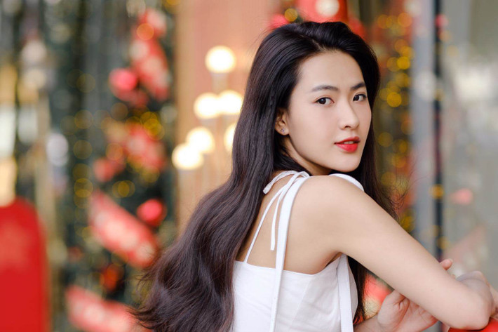 Nữ diễn viên 9X thường trang điểm khá đơn giản. Cô không nhấn nhá quá nhiều mà đôi khi chỉ tô dặm 1 chút son môi cho gương mặt tươi tắn mà thôi.