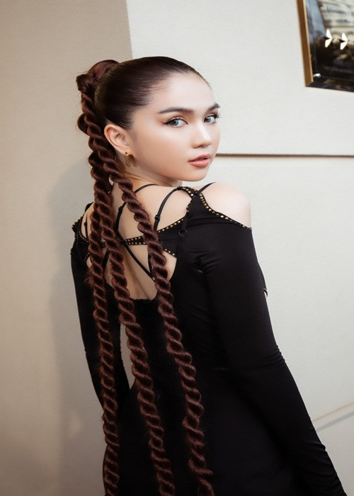 Từ khi chia tay, Ngọc Trinh xóa hết những hình ảnh liên quan tới ông Hoàng Kiều và giữ im lặng về người cũ.