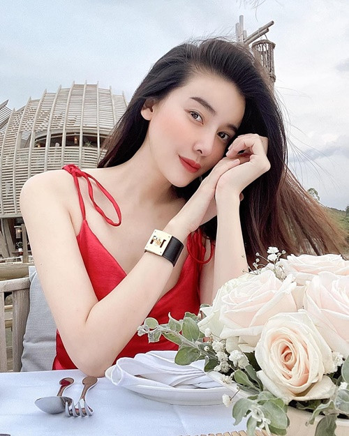 Bạn trai còn hết mực quan tâm đến bố mẹ của Cao Thái Hà. “Mỗi lần đi công tác nước ngoài, anh đều có quà cho ba tôi như sâm, thuốc bổ. Khi đi du lịch, anh tế nhị để tiền vào bao thư đưa cho ba mẹ tôi xài riêng dù tour đó, anh đã lo tất cả”, nữ diễn viên kể. Ảnh: FBNV.