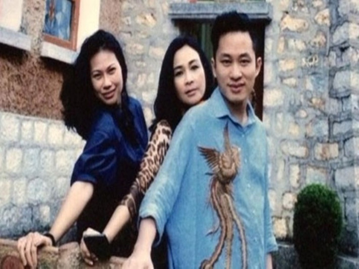 Nam ca sĩ chiều chuộng vợ hơn tuổi. “Vợ tôi thích mua gì tôi cũng đồng ý, chiều vợ, miễn là vợ tôi cảm thấy vui, hạnh phúc”, Tùng Dương tâm sự trong cuộc phỏng vấn với Dân Việt. Ảnh: Tiền Phong.