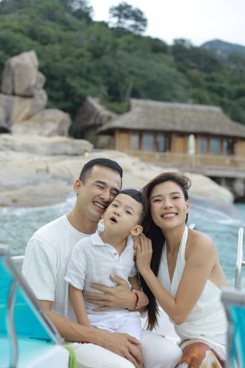 "Có đúng 24 giờ nghĩ phép về thăm nhà. Mấy tháng nay toàn vậy mà thương bạn nhỏ quá là thương. Hối hả bay về rồi hối hả đổi hành lý bay đi. Hôm nay về ôm 2 bạn này, mai lại bay ra Hà Nội. Ôi, nếu không phải là ông chồng trong hình thì tôi sẽ chẳng làm được gì. Cảm ơn con trai và ba của con trai đã ngoan thật ngoan cho mẹ an tâm đi làm việc nhé! Mẹ hứa 1 tháng nữa sẽ bù lại mùa hè cho con", Thúy Diễm viết.