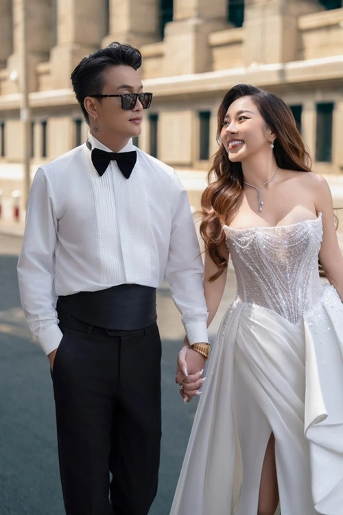 Nam ca sĩ TiTi (HKT) sinh năm 1990, hơn Tuyết Nhung 4 tuổi. Cả hai quyết định về chung một nhà sau thời gian dài hẹn hò. Ảnh: Znews.