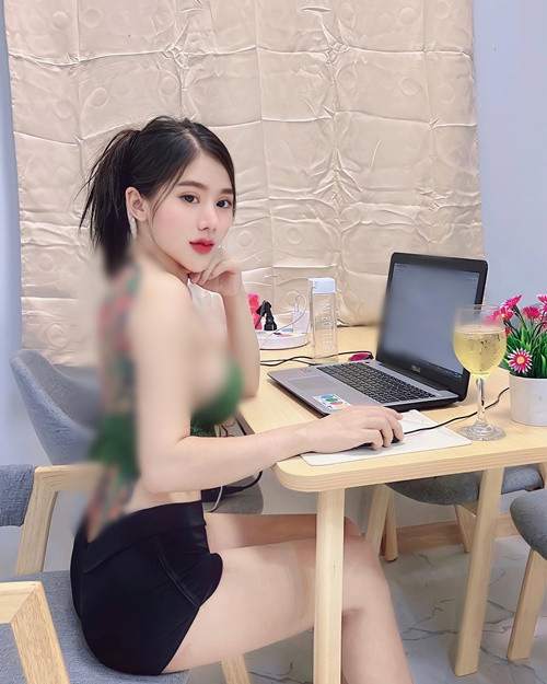 Hot girl người Thái Lan không ngần ngại diện trang phục để lộ hình xăm.