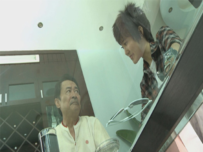 Cuối năm 2011, vai Bảy Xoài giúp nghệ sĩ Hai Nhất đoạt giải Nam diễn viên xuất sắc nhất tại Liên hoan truyền hình toàn quốc lần thứ 31 cũng như giúp ông thoát khỏi cái bóng của Ba Cẩn. Ảnh: Giáo Dục Việt Nam.