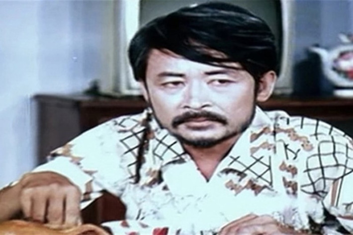 Nghệ sĩ Hải Nhất gây chú ý khi đóng vai Ba Cẩn trong Biệt động Sài Gòn. Ông chia sẻ trên Công An Nhân Dân, cảnh quay khó nhất là cảnh Ba Cẩn bị bắn chết. Trước khi quay, đạo diễn Long Vân chỉ đạo: "Ba Cẩn là một tên phản bội, vì vậy, khán giả muốn Ba Cẩn phải trả giá bằng cái chết như một con chó. Cảnh này, chỉ được quay một lần". Ảnh: Gia Đình Xã Hội.