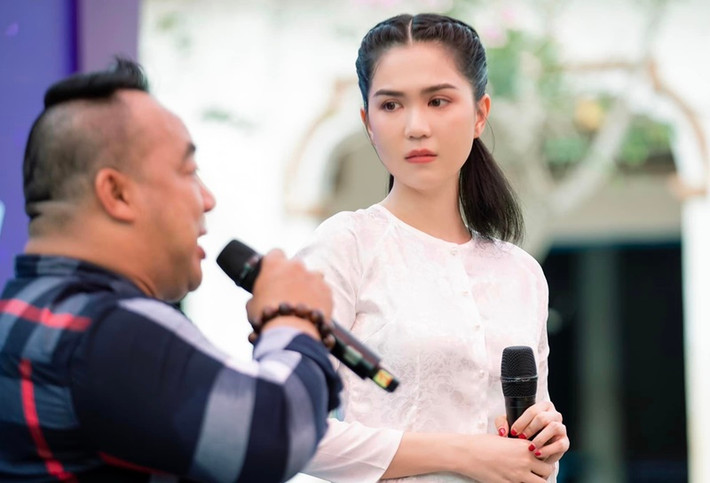 Nữ người mẫu Ngọc Trinh vừa đi từ thiện ở quê nhà Trà Vinh.